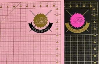 Pink & Schwarz-Goldene Schneidematte – Original Tula Pink Hardware – Cutting Mat 24″ x 18 inches Markenprodukt