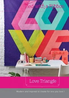 Neuheit Love Triangle Patchworkdecke Quilt Pattern – Vorlage & Schnittmuster von Tied with a Ribbon / Jemima Flendt