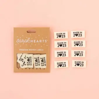 Made in 2023 Bio-Baumwoll-Labels – Sarah Hearts Organic Cotton Webetiketten – Premium Woven Labels – Tied with a Ribbon Limited Edition Markenprodukt