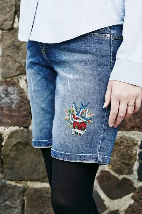 Geprüft Stickerei Vogel und Herz