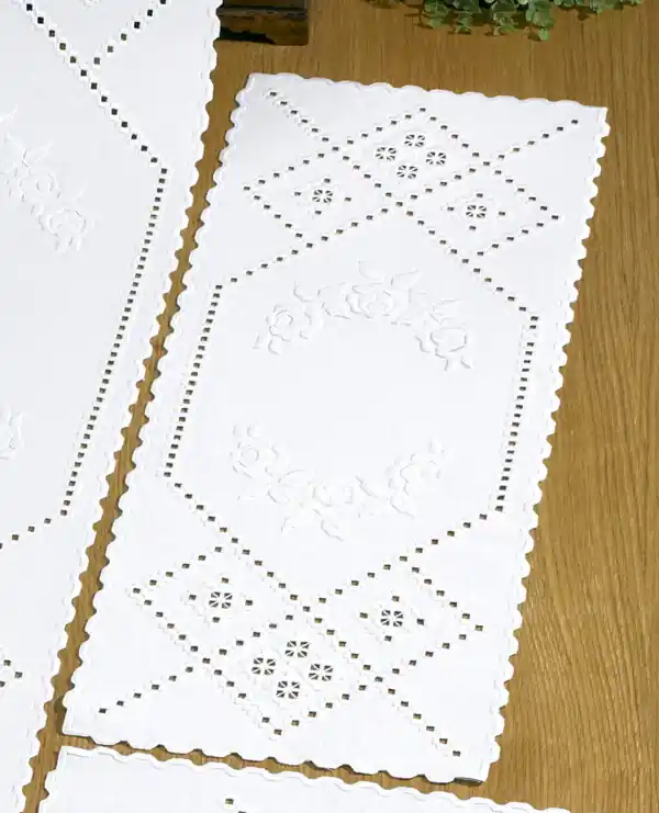 Kostenfreie Lieferung Stickpackung Hardangerläufer Weiße Rosen