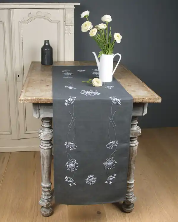 Stickpackung Läufer Weiße Blumen Kracherpreis