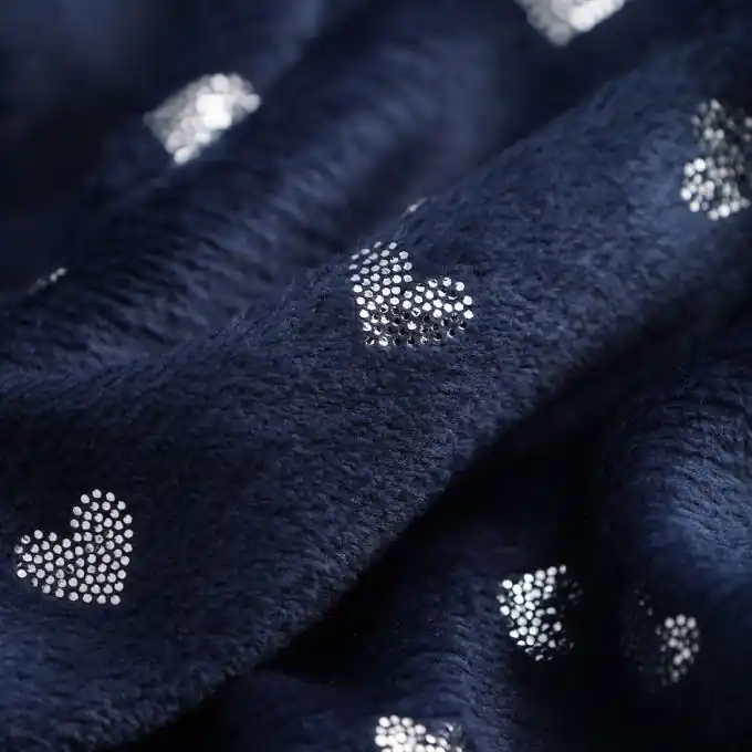 Kostenloser Rückversand Fleece-Stoff silberne Herzen marineblau