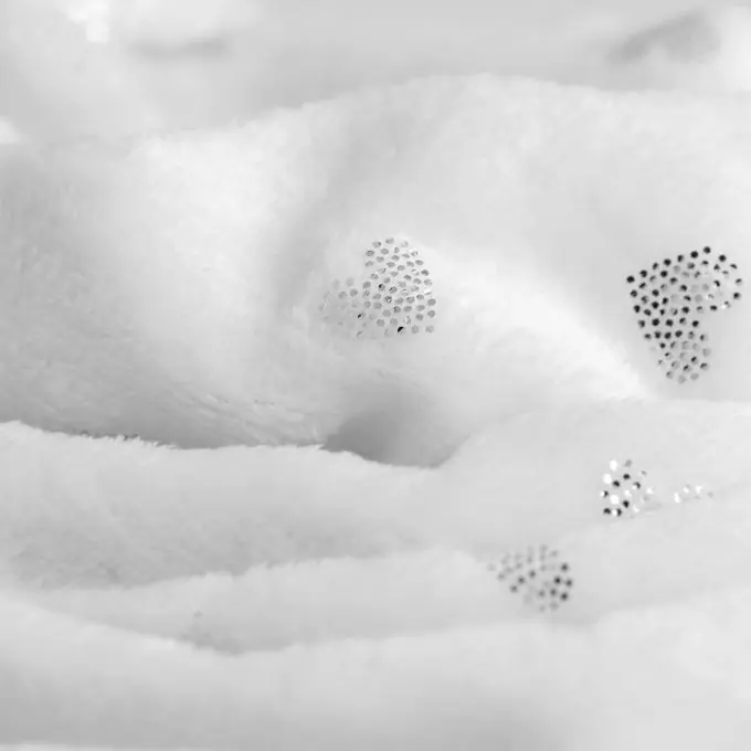 Heute Kaufen Fleece-Stoff silberne Herzen weiß