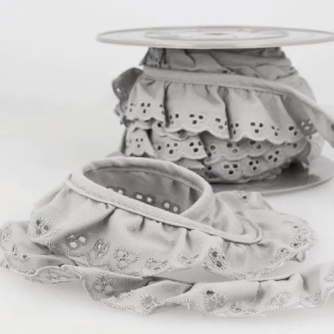 Band mit englischen Stickereien 34mm Hellgrau Neue Ware