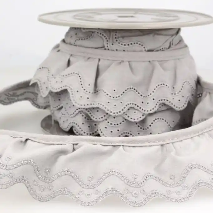 Heißes Angebot Geraffte Broderie Anglaise Wellen Grau 46mm