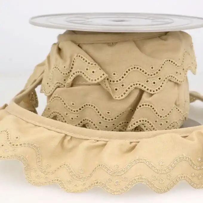 Geraffte Broderie Anglaise Wellen Karamel 46mm Top-Preis