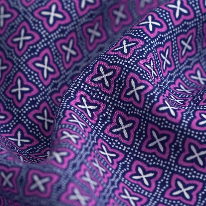 Stoff aus Viskose-Popeline in Violett mit Glasfenster-Muster Heute Kaufen