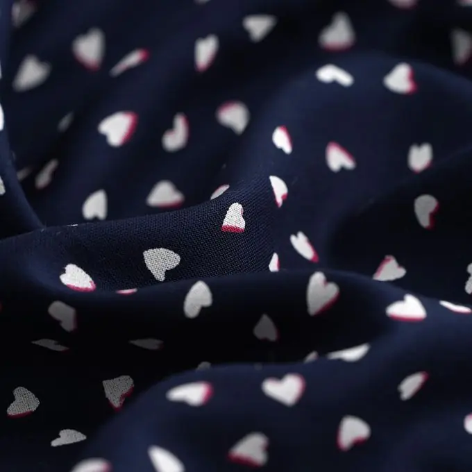 Versand Am Gleichen Tag Stoff aus Ecovero-Viskose-Popeline mit Marineblauen Herzen