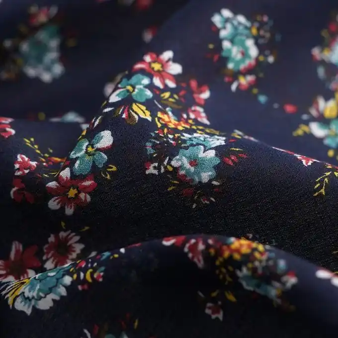 Stoff aus Viskose Voile mit Marineblauen Blumensträußen Sonderaktion