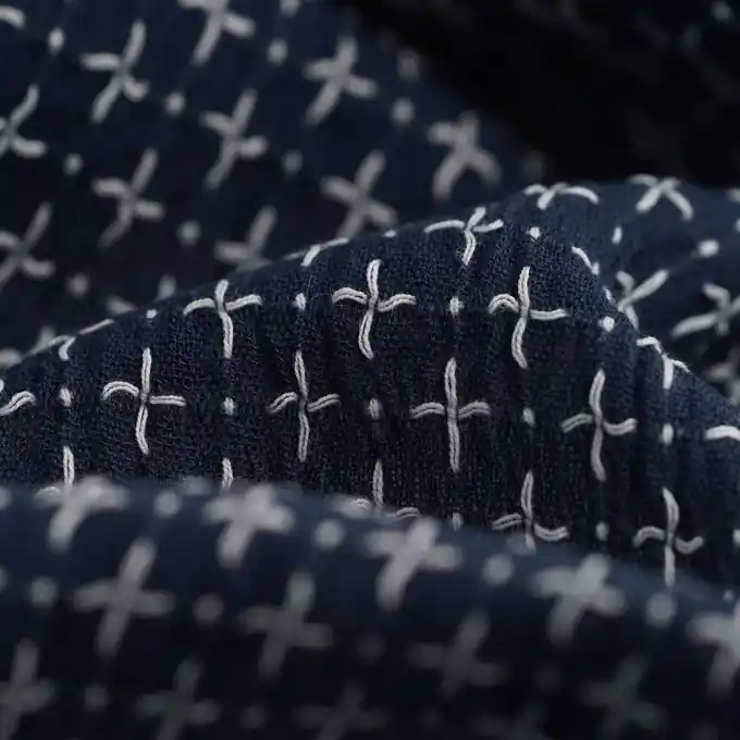 Neue Kollektion Gewebte Baumwoll-Popeline mit dunkelblauer Kreuzstich-Stickerei