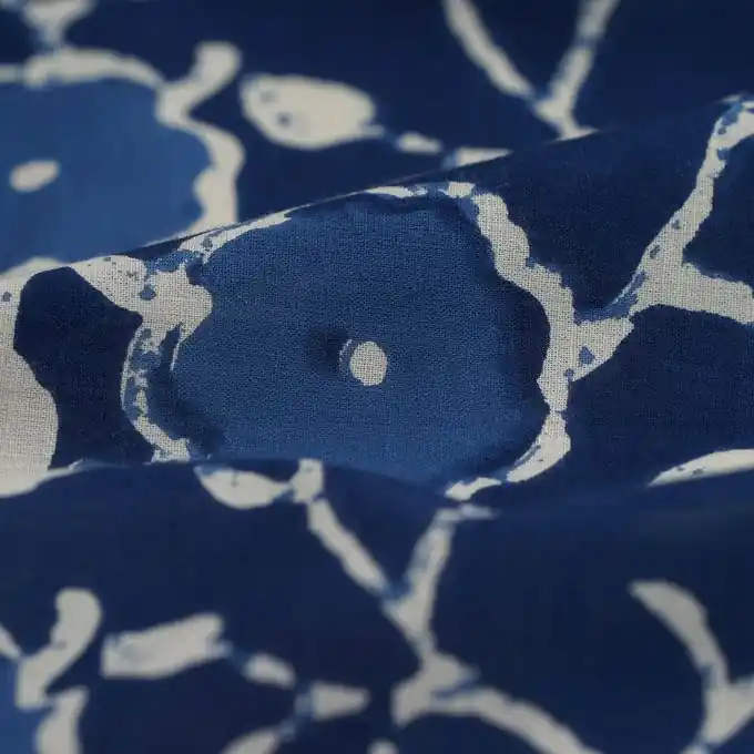 Batist aus Bio-Baumwolle Batikoptik Blumen blau Jetzt Zugreifen