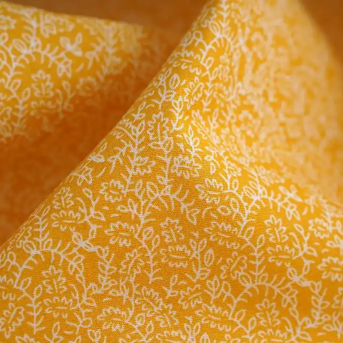 Baumwoll-Popeline-Stoff mit ockerfarbenem Blattmuster Saisonangebot