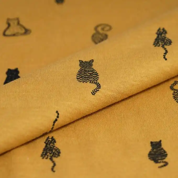 Zertifiziert Maille jersey coton jaune chats noirs“ translates to „Gelbe Baumwollstrickware mit schwarzen Katzen“ in German with the lexicon of „product title for ecommerce“.