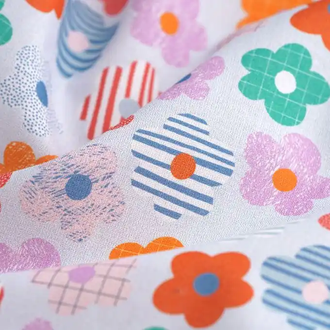 Baumwoll-Popeline-Stoff mit weißen Patchwork-Blumen Abverkauf