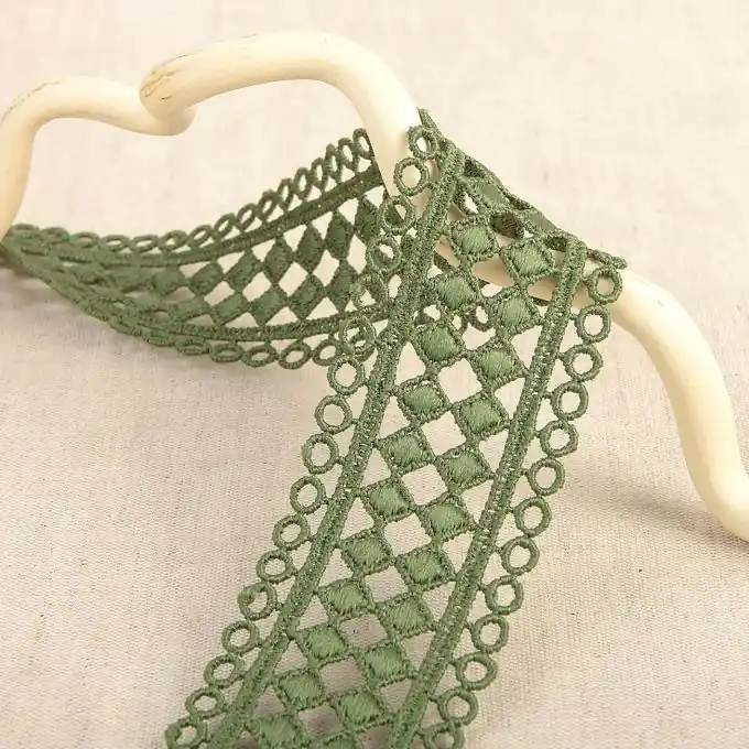Guipure-Band geometrisch gemustert Olivgrün 42mm Echt
