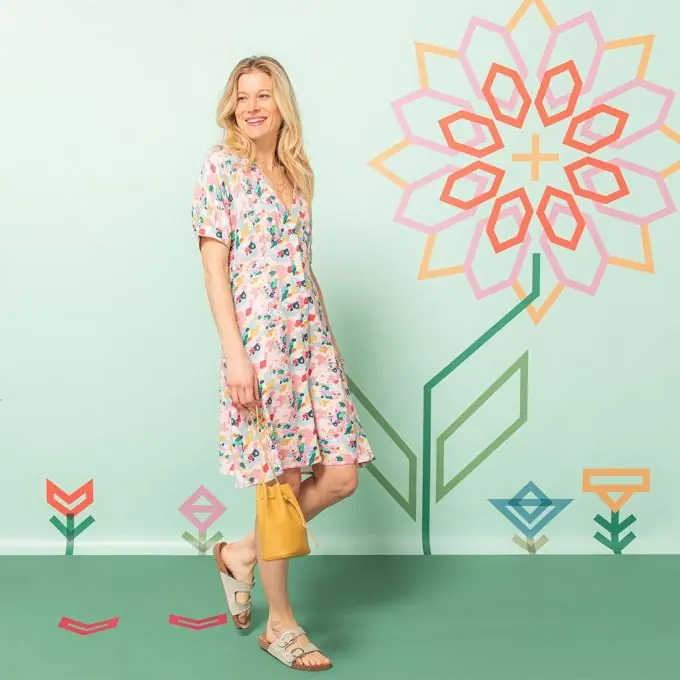 Mengenrabatt Patron McCall’s 8104 Robes style empire“ translates to „Patron McCall’s 8104 Empire-Roben-Stil“ in German with the lexicon of „product title for ecommerce“.