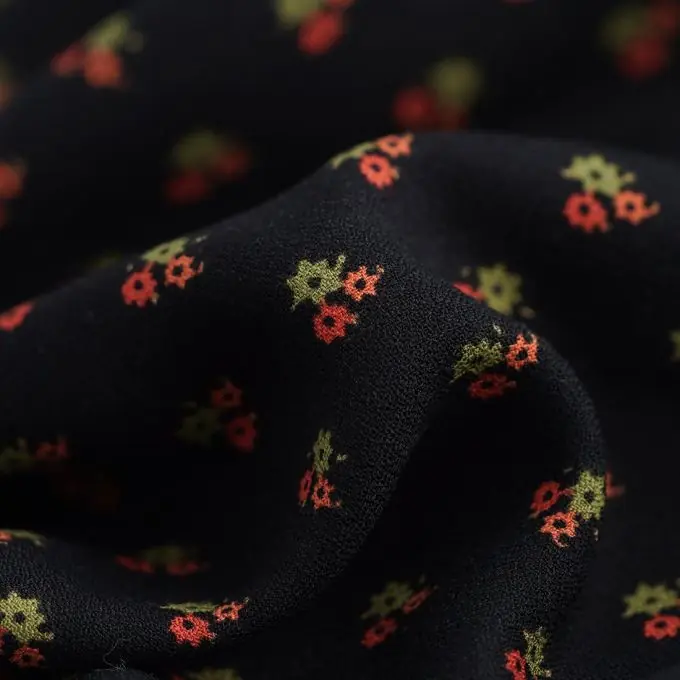 Viskosekreppstoff mit schwarzem Blumenstraußmuster Markenware