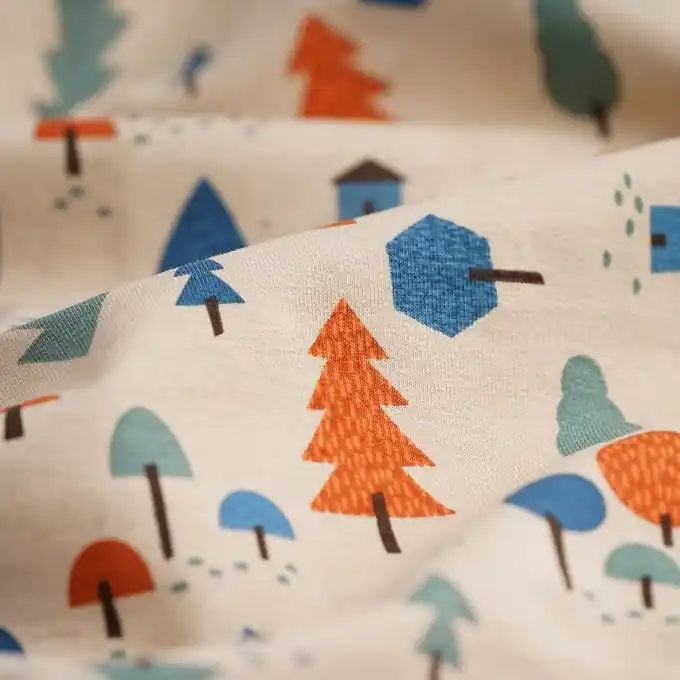 Neu Im Sortiment Stoff Fleece mit mehrfarbigen Baummotiven auf naturweißem Hintergrund