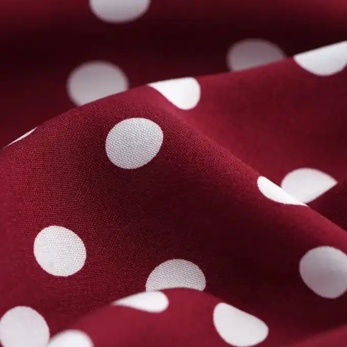 Top-Seller Viskose-Popeline weiße Punkte bordeauxrot