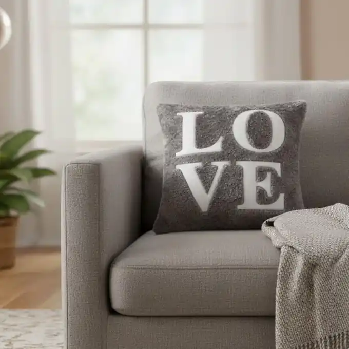 Kissenbezug grau mit der Aufschrift „LOVE“ 40x40cm Weltweiter Versand