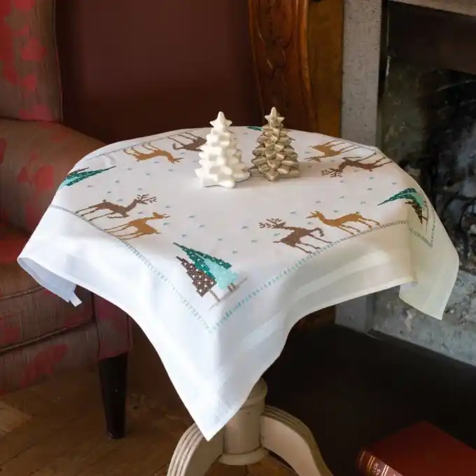 Bunte Tischdecke mit eingesetztem Rand – Stick-Kit Im Trend