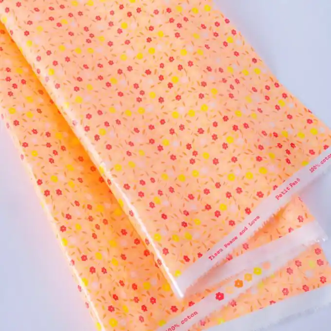 Baumwollstoff mit glänzender Beschichtung Peace and Love Melon – Petit Pan Markenprodukt