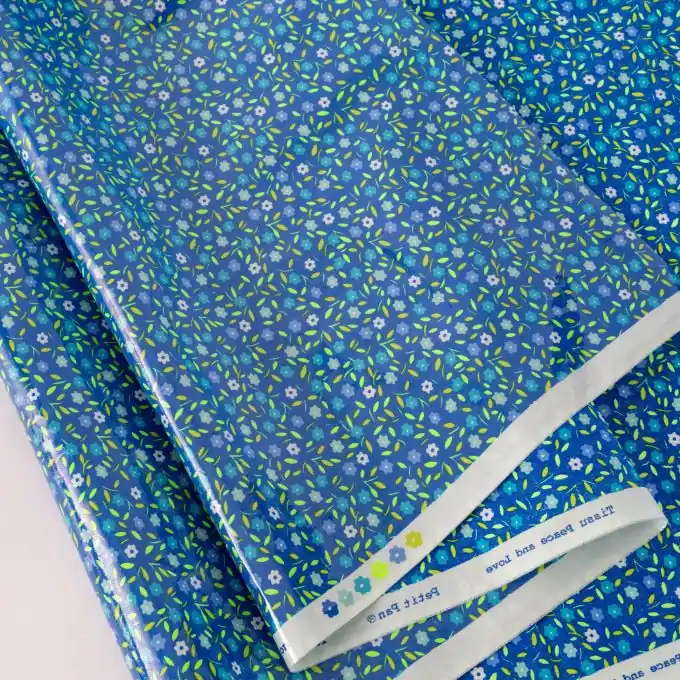 Markenprodukt Baumwollstoff mit glänzender Beschichtung Peace and Love – Petit Pan