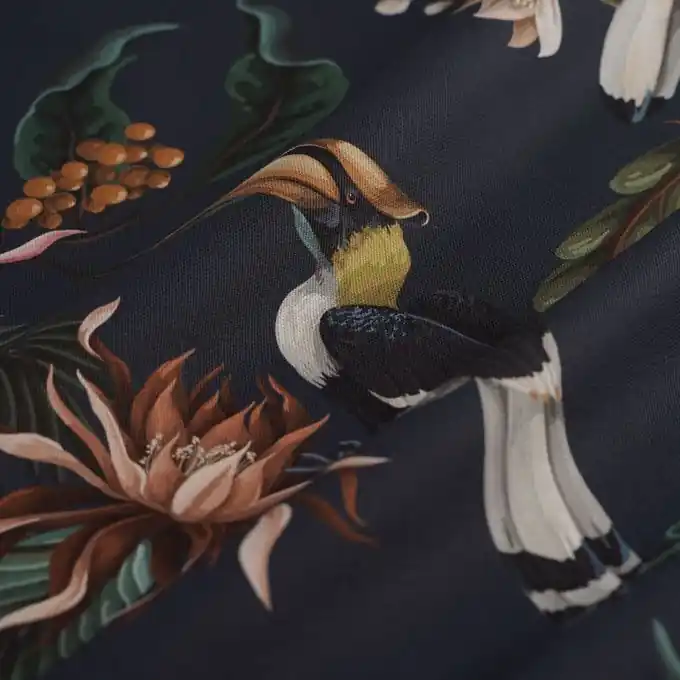 Dekostoff Halbpanama Blumen und Pelikane nachtblau Geprüft