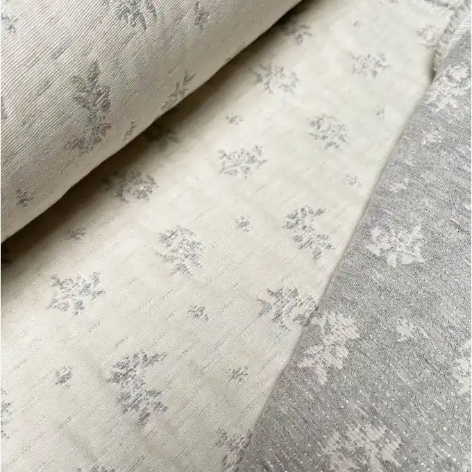 Stoff aus recyceltem Polyester-Jacquard mit glänzendem silberweißem Blumenstraußmuster Angebot