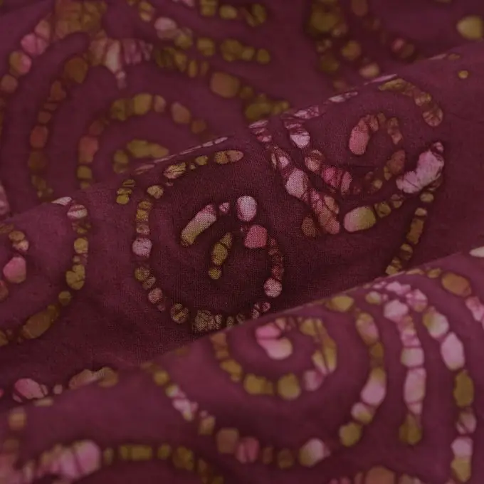 Stoff Batik bordeaux mit klaren Arabesken-Motiven Jetzt Kaufen