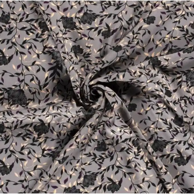 Kostenfreie Lieferung Stoff aus bedrucktem Viskosekrepp mit zarten grauen Blumenmuster