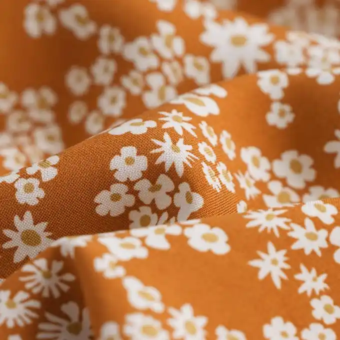 Neue Kollektion Viskose-Popeline weiße Blumen terrakotta