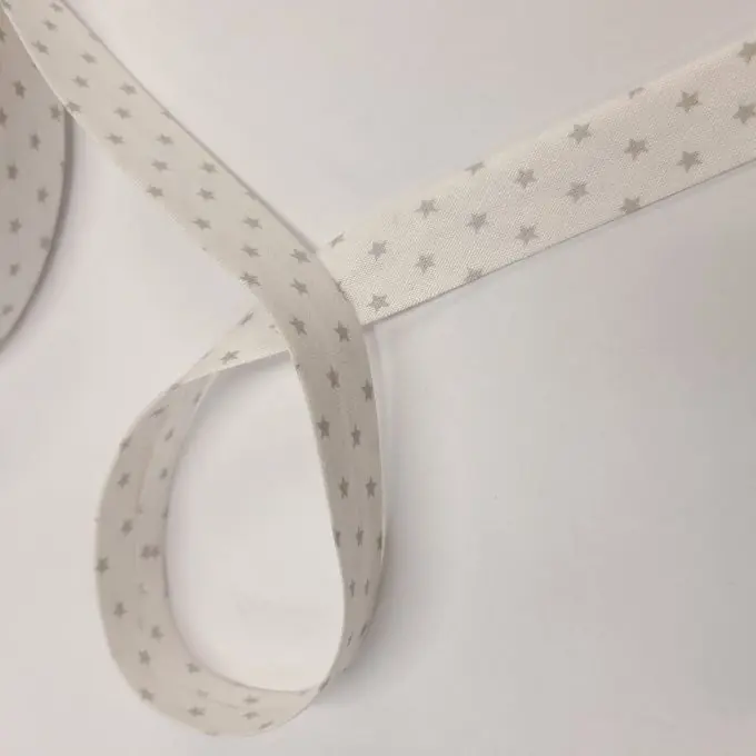 Schrägband aus Baumwolle weiß mit grauen Sternen Wochenendangebot