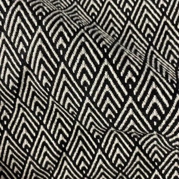 Jetzt Zugreifen Bio-Jacquard-Strickstoff mit geometrischem Muster von Albstoffe