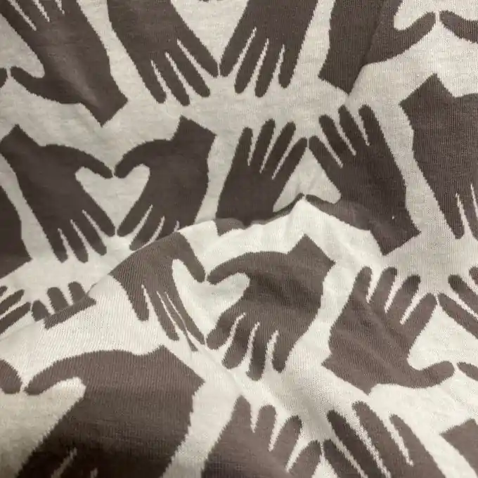 Bio-Baumwollstrickstoff mit handgeformtem Herzdruck – Taupe Handgefertigt