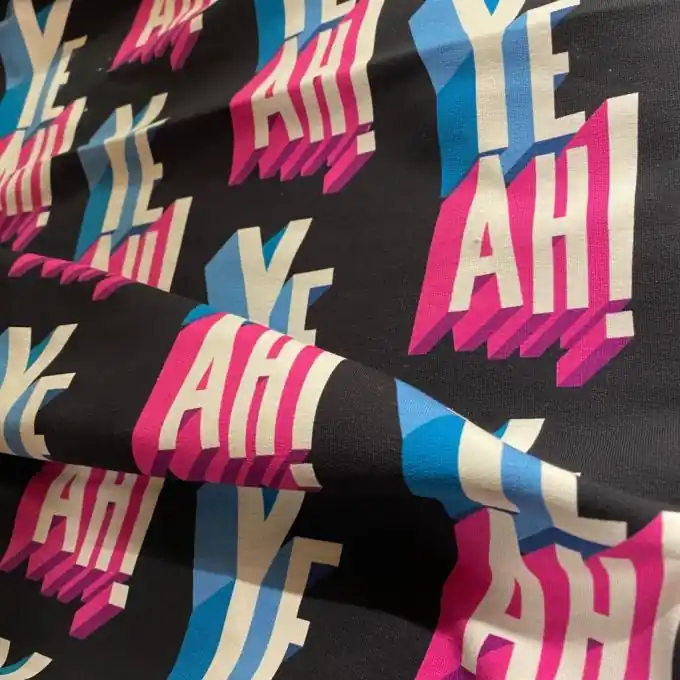 Markenware Bio-Baumwolle mit ‚Yeah!‘-Print für Sportswear
