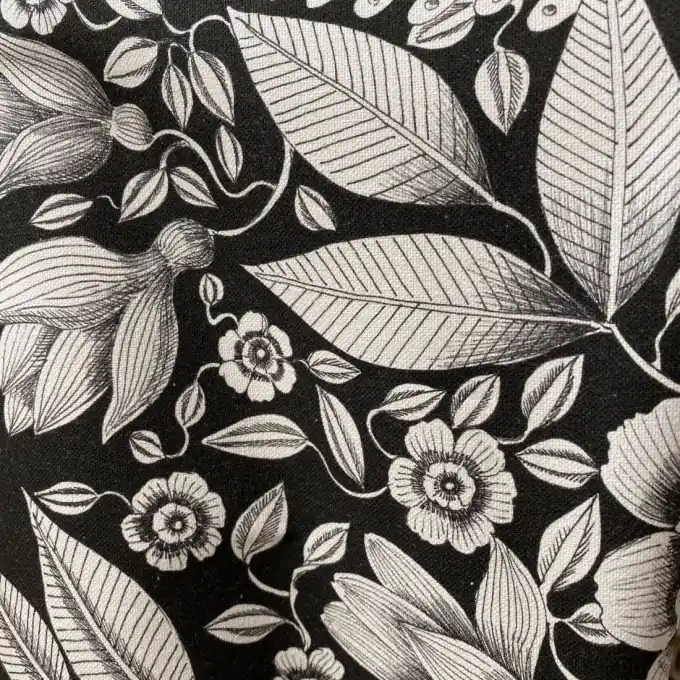 Thevenon Baumwoll-Polsterstoff mit magischem Gartenmuster, schwarz Angebot