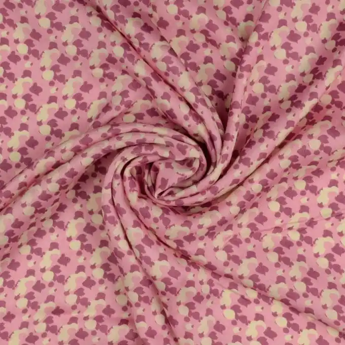 Fließender Viskosesatin mit zarten Rosa-Flecken Heißes Angebot