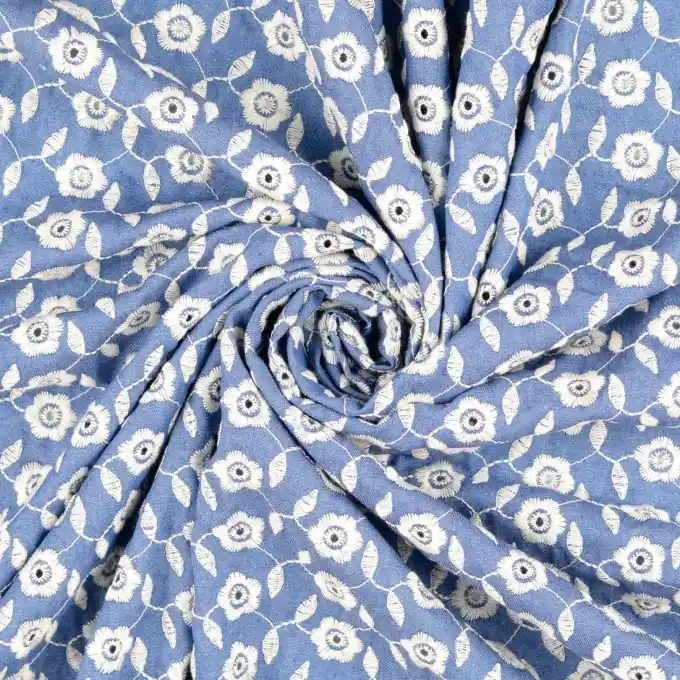 Jeansstoff mit zarten Stickereien in Blau Highlight