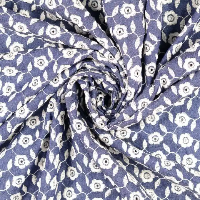 Jeansstoff mit zarten Stickereien für Hosen und Jacken. Exklusiv