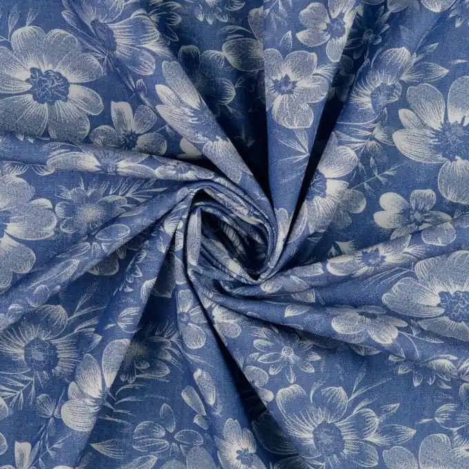 Hellblauer Jeansstoff mit Blumenmuster für Kleidung und Accessoires Jetzt Zugreifen