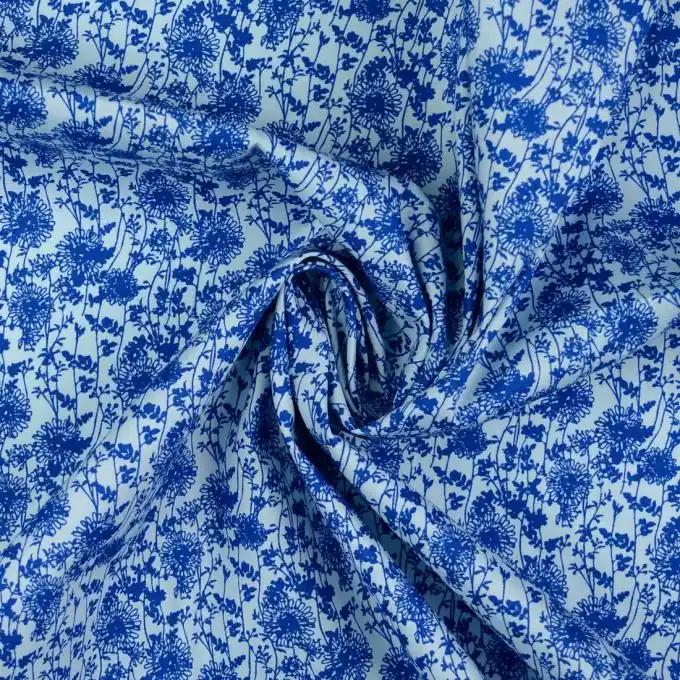 Preisreduziert Hellblaue Baumwoll-Popeline mit zartem Blumenmuster – Perfekt für Kleidung und Accessoires