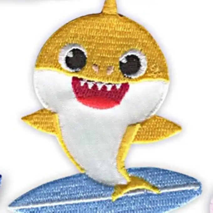 Markenware Thermocollant Baby Shark Patch, Gelb, Surf, Aufbügelbar