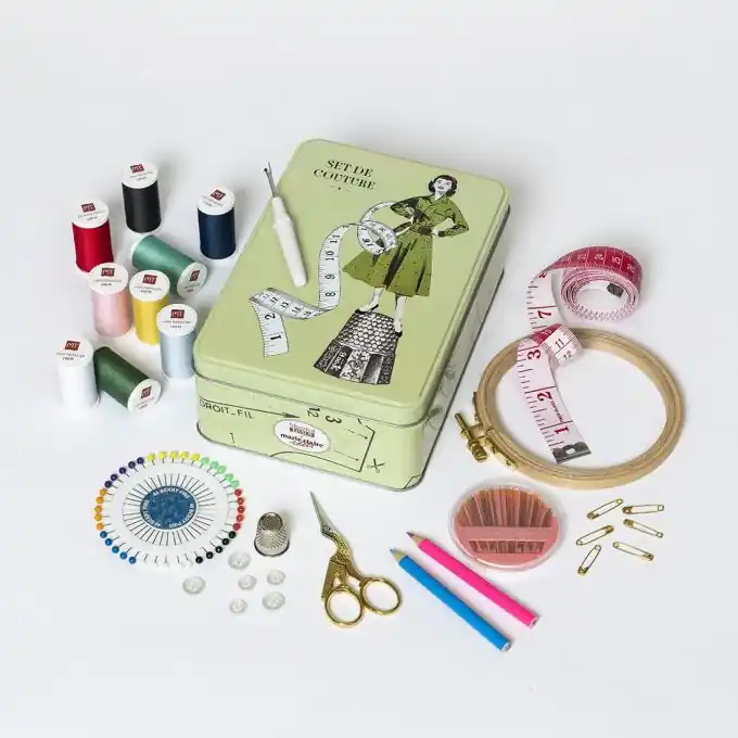 Neue Ware Nähset in grüner Box: 9 Farbspulen, Schere, Maßband.