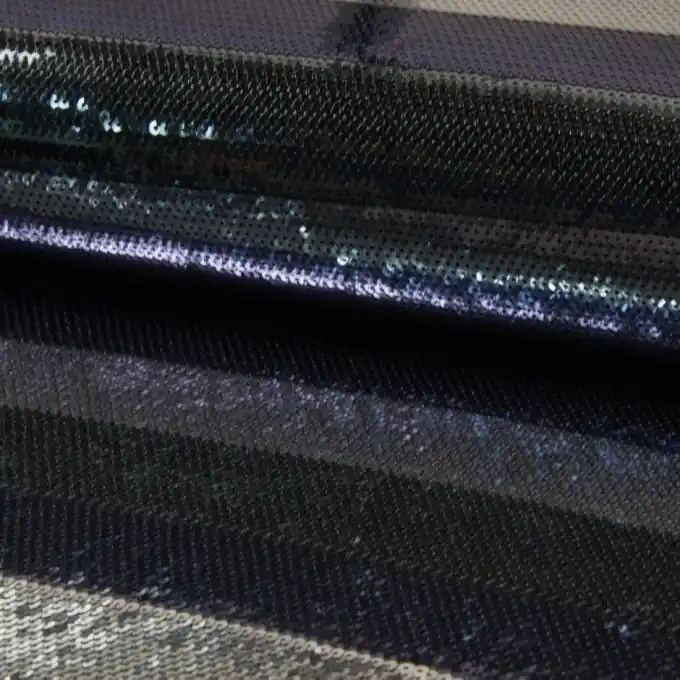 Ausverkauf Stoff mit violetten, grauen und weißen Pailletten