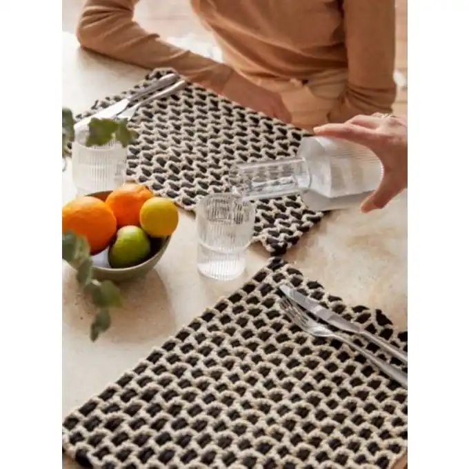 Limited Edition Handgefertigte monochrome Tischsets mit recyceltem Garn – Häkelset