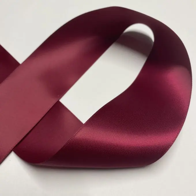 Billig Band aus dunkelrotem Satin, 50 mm breit