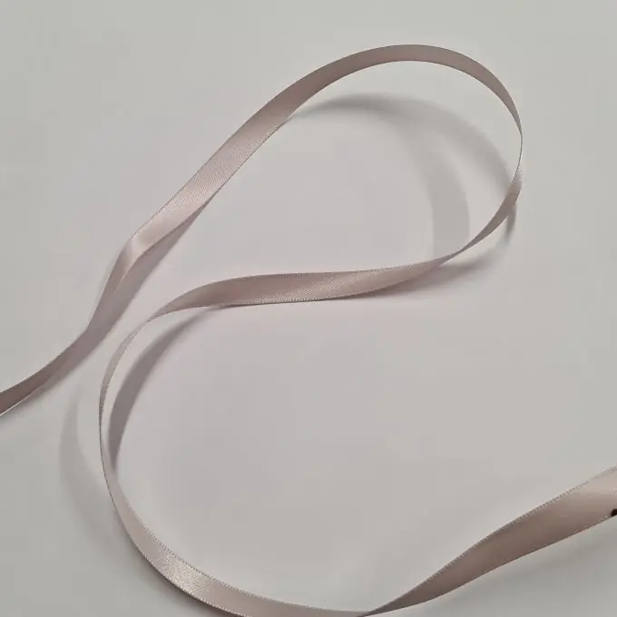 Kostenfreie Lieferung Doppelseitiges einfarbiges Satinband 9 mm in Puderrosa.