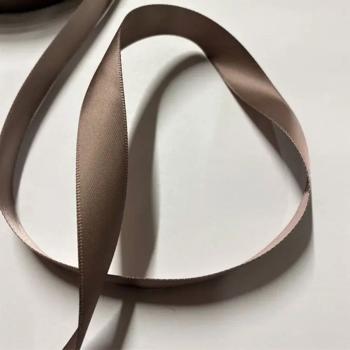 Doppelseitiges einfarbiges Satinband 16 mm in Taupe-Farbe Kostenloser Rückversand